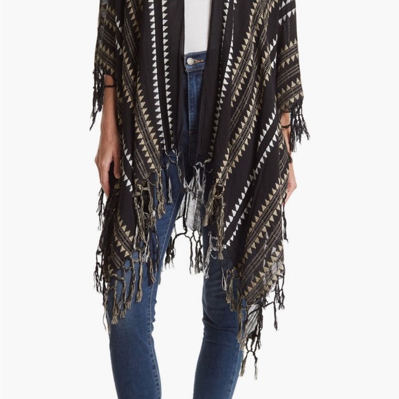 NWOT Vince Camuto Geometric Print Fringe Trim Kimono In Black and White - Picture 2 of 3